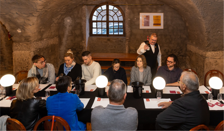 Dégustation dans la salle voutée de l'hôpital de Beaujeu avec Arnaud Chambost, MOF sommelier.