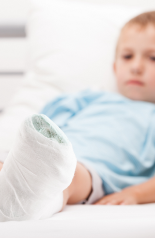 Nos chirurgiens accueillent les enfants dès le plus jeunes âges pour le diagnostic et le traitement de pathologies osseuses.